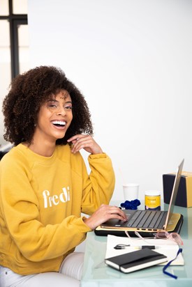 Accountmanager zit achter bureau met laptop